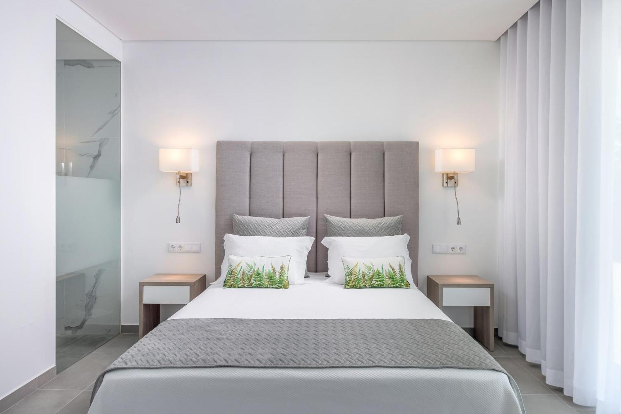 Suite Lit Queen-Size - Vue sur Piscine