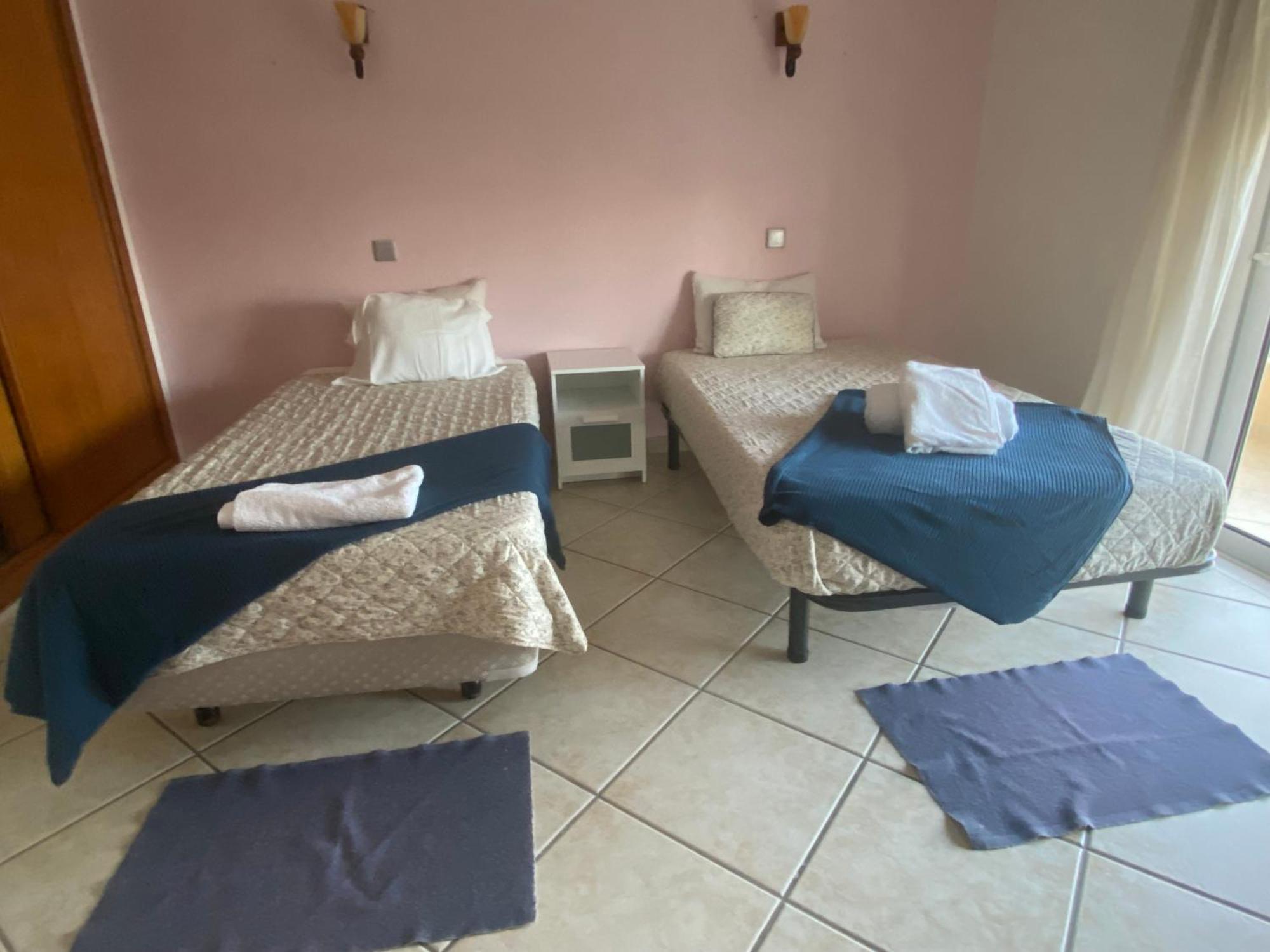 Chambre Double ou Lits Jumeaux avec Salle de Bains Commune